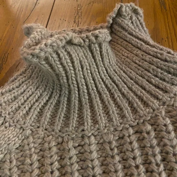 H&M Chunky Knit Beige Turtleneck Sweater - Picture 9 of 10